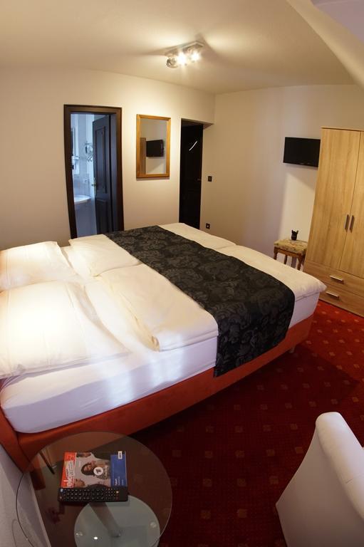 Hotel Zur Post 베른카슈텔쿠에스 객실 사진