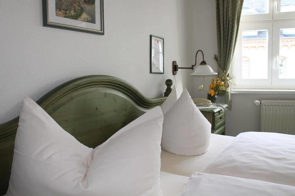 Hotel Zur Post 베른카슈텔쿠에스 외부 사진